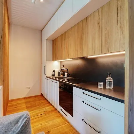 Carme With Parking Apartment Prag